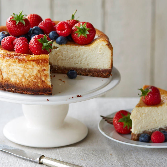 Baked cheesecake on a cake stand.