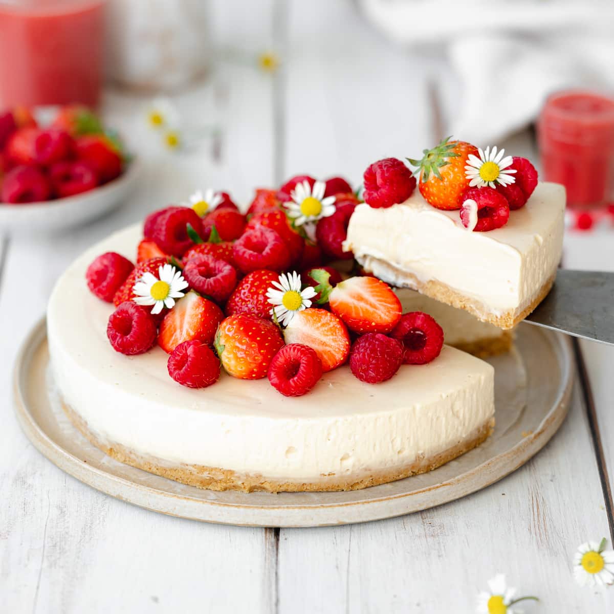 No-bake cheesecake with fruits on top