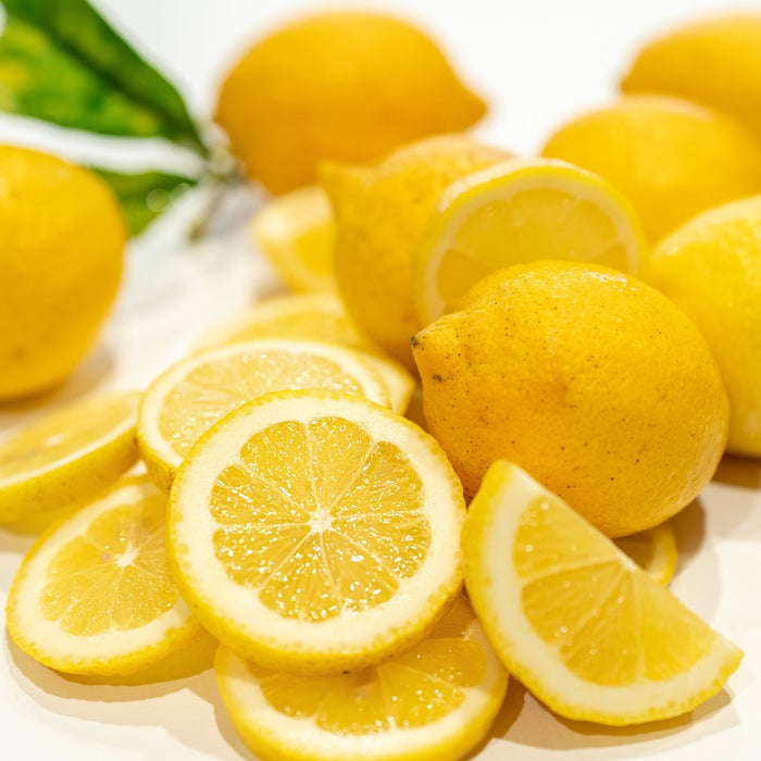 Whole and sliced lemons.